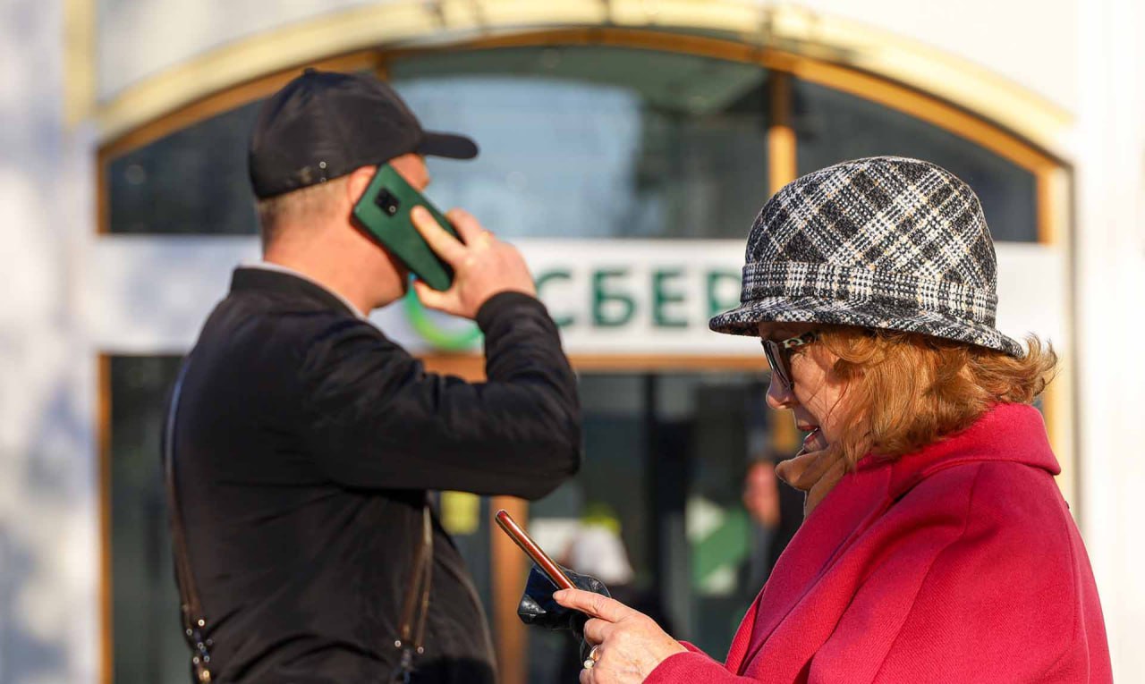 Мессенджер МАКС не помог В третьем квартале злоумышленникам удалось совершить 460 1 тыс мошеннических операций что на 51 больше по сравнению со средним значением за последний год сообщает Банк России Общий объём хищений превысил 8 миллиардов рублей Как то не очень помогло ограничение звонков в Whatsapp и Telegram а равно и попытки перевести всё и вся на национальный и безопасный мессенджер МАКС не так ли Канал МОНТЯН Все каналы МОНТЯН Помочь Донбассу