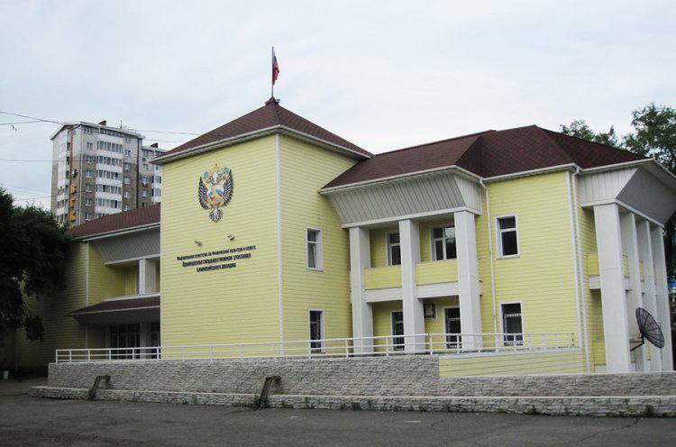 Массовая эвакуация прошла в училище олимпийского резерва во Владивостоке Во Владивостоке экстренно эвакуировали сотрудников и воспитанников училища олимпийского резерва общежития и физкультурного комплекса Причиной стало анонимное сообщение об угрозе минирования На место прибыли сотрудники полиции кинологи и бригады скорой помощи здания были оперативно проверены специалистами Очевидцы сообщали о звуках хлопков доносившихся из помещений уже после вывода людей По неофициальной информации инцидент мог быть связан с плановой учебной тревогой а шум со срабатыванием учебных имитаторов Детей и персонал на время проверки отпустили по домам Официальные ведомства пока не прокомментировали были ли действия силовиков плановыми учениями или реакцией на реальный вызов Ситуация находится на контроле правоохранительных органов безопасность объектов проверяется в полном объеме Deitaru