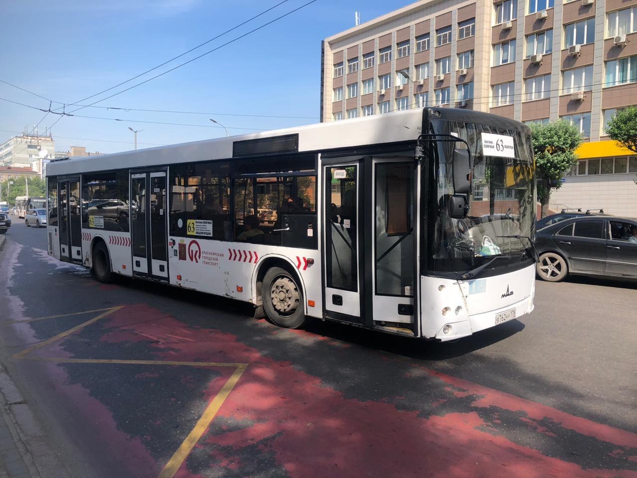 В Красноярске планируют с 1 сентября повысят стоимость проезда в автобусах Соответствующий проект опубликовали на сайте правительства края Цена на проезд на автобусе повысится с 44 до 48 рублей на электротранспорте с 40 до 46 рублей Такие тарифы будут действовать с 1 сентября 2025 года до 31 декабря 2026 года Документы проходят антикоррупционную экспертизу пока закон не утвердили Оставить обращение   Подписывайтесь на 8 канал