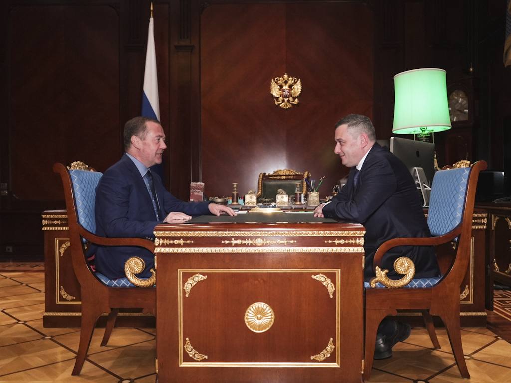 Заместитель председателя Совета Безопасности России председатель партии Единая Россия Дмитрий Медведев провёл встречу с губернатором Курской области Александром Хинштейном в ходе которой были обсуждены вопросы региональной безопасности и планы по созданию историко культурного кластера на территории Курской крепости в рамках подготовки к празднованию 1000 летия Курска Медведев отметил что обеспечение безопасности приграничных территорий остаётся приоритетом и меры обсуждённые в ходе его недавней поездки в Курскую область уже начали реализовываться Отдельное внимание он уделил инициативе по созданию историко культурного комплекса который станет частью масштабной программы Историческая память партии Единая Россия Александр Хинштейн после встречи подчеркнул что вопросы поднятые во время визита Медведева в регион получают системное развитие В частности речь идёт не только об укреплении безопасности области но и о возрождении объектов культурного наследия По его словам благодаря поддержке Дмитрия Медведева ведётся проектирование и реставрация четырёх исторических сооружений на территории Курской крепости а в следующем году при содействии партийного проекта Историческая память на эти цели будут выделены дополнительные федеральные средства Губернатор отметил что для Дмитрия Медведева Курская земля имеет личное значение это родина его предков и он проявляет особое внимание к её развитию Курянам важно видеть что их проблемы слышат и решаются Поддержка Дмитрия Анатольевича ощущается не на словах а на деле заявил Хинштейн Читай в Max Читай в Telegram Смотри на RUTUBE