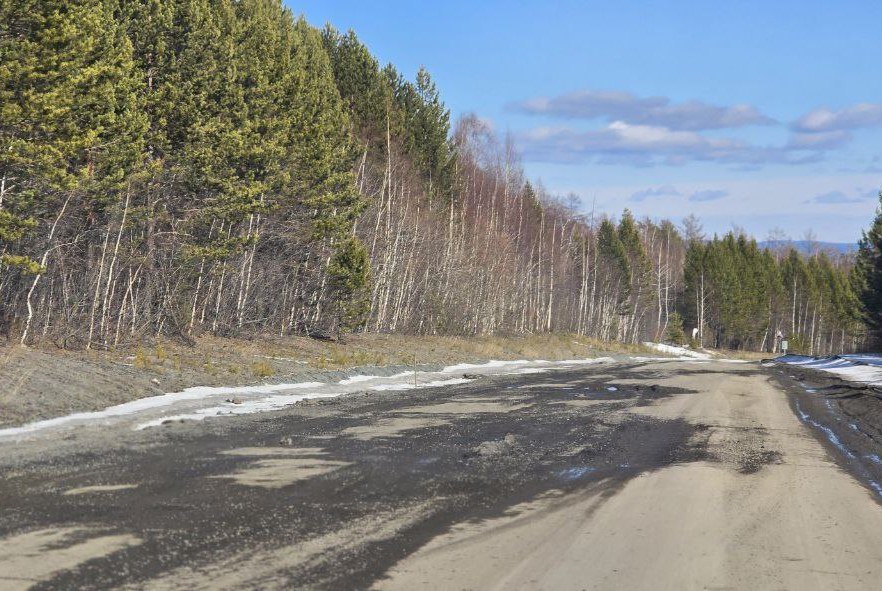 Подрядчик за свой счет восстановит участок дороги Иркутск Большое Голоустное Спустя годы история с восстановлением Голоустненского тракта вышла на финишную прямую Через суд все же удалось обязать подрядчика устранить все выявленные недочеты на участке трассы с 46 го по 70 й км Работы он проведет за свой счет Напомним что компания реконструировала дорогу в 2016 2018 годах После из года в год на трассе выявляли многочисленные повреждения Тогда подрядчик отказывался восстанавливать участок на свои средства Количество ям дыр в асфальте не поддается подсчету Это подтвердит каждый кто ездил в Большое Голоустное отдыхать на Байкал Я много раз рассказывал об этом извинялся перед жителями за этот участок дороги и просил проявить понимание сообщил Игорь Кобзев в своем тг канале   IrkutskMedia теперь в МAX