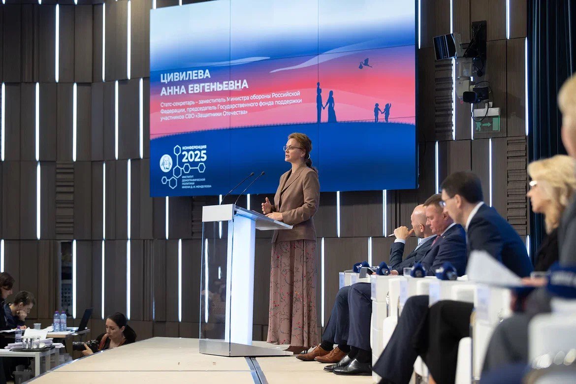 Статс-секретарь – заместитель Министра обороны РФ, председатель фонда «Защитники Отечества» Анна Цивилева приняла участие в ежегодной Всероссийской научно-практической конференции «От Года семьи – к веку семьи», на которой обсудила с коллегами важные демографические вопросы. «Рассказала о работе фонда «Защитники Отечества» по поддержке семей участников и ветеранов СВО. У нас много программ, которые касаются заботы о семьях погибших защитников, и особенно их детях. Наиболее востребованные меры поддержки детей – приоритет при зачислении в образовательные организации по месту жительства, бесплатное питание в школе, бесплатное обучение в образовательных организациях всех уровней, санаторно-курортное лечение, организация отдыха и оздоровления», – пояснила Анна Цивилева. Она отметила, что работа фонда с детьми начинается с момента, когда ветеран или члены семей погибших участников СВО с ребенком впервые приходят в филиал, обращаясь за помощью. В каждом филиале обустроены детские игровые комнаты, где дети могут находиться под присмотром педагогов. Для этого филиалы фонда заключили соглашения с местными центрами психолого-педагогической, медицинской и социальной помощи, которые в том числе оказывают психологическую помощь детям, в игровой форме распознавая проблемы. Также в ряде регионов стартовали пилотные проекты, предусматривающие работу педагогов-психологов в школах. В работе с семьями героев очень помогают региональные практики филиалов. «Мы планируем создать мобильное приложение в рамках Государственной информационной системы «Защитник Отечества» для налаживания связи с ветеранами специальной военной операции и их родными. В приложении будет учтена успешная региональная практика – система социального обслуживания, применяющаяся в Липецкой области. Это простая система обратной связи, где на каждый вопрос или жалобу быстро реагирует живой человек. Через платформу решаются и бытовые вопросы членов семей защитников», – подчеркнула председатель фонда. Приложение поможет быстрее и качественнее оказывать помощь героям и их семьям.