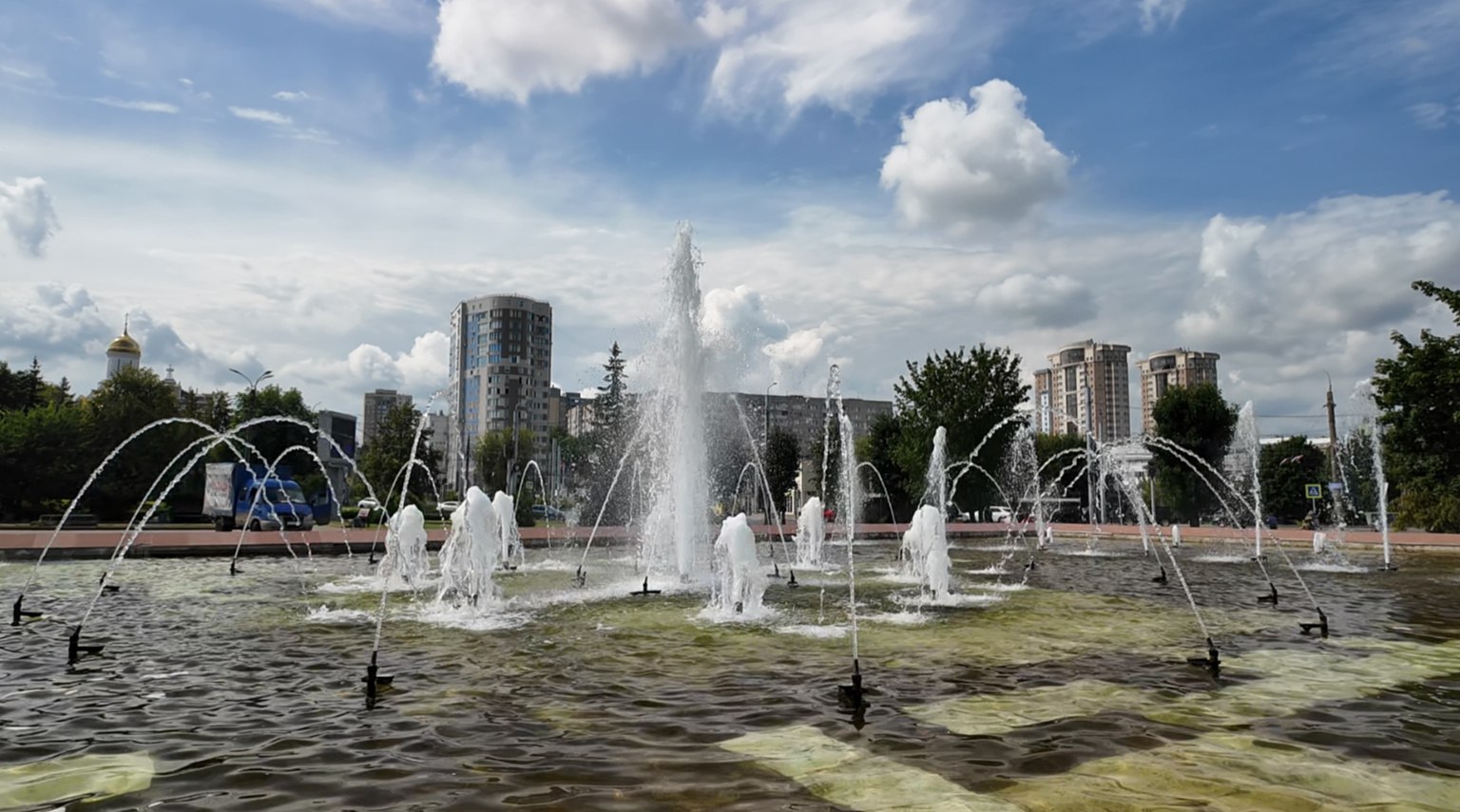 Фонтан на площади Пушкина в Иванове заработал  На прошлой неделе мы рассказывали про то, что фонтан на площади Пушкина ремонтируют. Доставка недостающей детали задерживалась, поэтому он не работал почти весь июль. Сейчас его наконец запустили, сделав своеобразный подарок ивановцам ко Дню города.  Наша съемочная группа общалась с рабочими 29 июля - они рассказали, что фонтан почти готов. Во время съемки его наполняли, чтобы прочистить все механизмы, и вечером того же дня планировали запустить.  - А почему вода такая грязная? - Потому что системы промываем, но она будет чище. Мы фильтра еще включим потом, мы просто наполняем эту воду, чтобы наполнились трубы. Под этим фонтаном еще один такой же фонтан из труб, всяких насосов.  Запуск так и не случился. Еще одну неделю фонтан, заполненный водой, простаивал. Радостная весть пришла только в этот четверг. Его включили, и он работает ничуть не хуже, чем раньше. Так что в День города фонтан будет как и прежде радовать ивановцев и гостей.