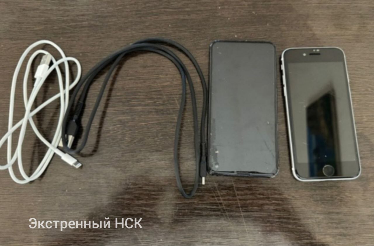 ‍ Бандероль с сюрпризом  Сотрудники СИЗО-1 предотвратили доставку партии запрещенных предметов на территорию учреждения.   Проверяя посылки для сидельцев изолятора, они обнаружили в защитном дне рюкзака тайник с мобильными телефонами и зарядными устройствами.   В настоящее время по данному факту проводится проверка и решается вопрос о привлечении отправителя к административной ответственности.   Грозит ему крупный штраф.   Фото ГУФСИН НСО