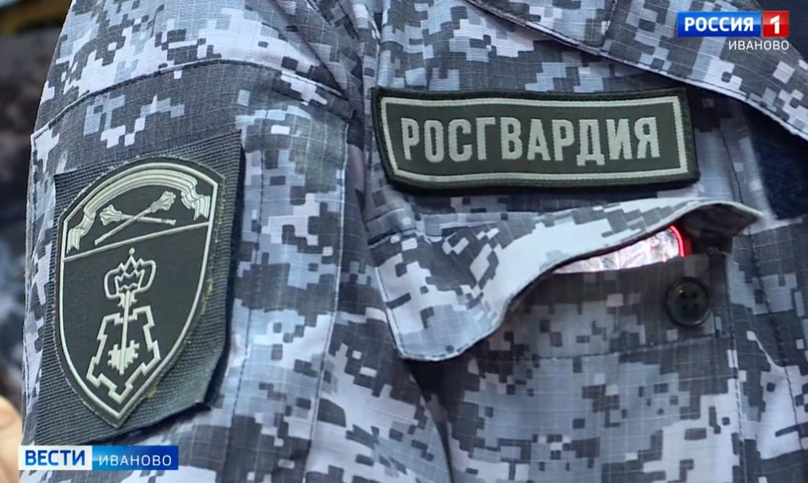 Ивановец унес украденные из магазина товары в продуктовой корзине из торгового зала  Ивановец унес украденные из магазина товары в продуктовой корзине из торгового зала. Мужчина пробрался в торговую точку на улице Колесанова, сломав входную дверь. Добычей грабителя стали 8 бутылок алкоголя и 7 банок имитированной икры. Ущерб превысил 12 тысяч рублей.  Прибывшим на место происшествия Росгвардейцам потребовалось около получаса, чтобы задержать подозреваемого. Злоумышленник шел по улице Постышева с пластиковой корзиной из магазина. Увидев правоохранителей, 25-летний ивановец пытался скрыться, но не получилось. Его задержли и передали полиции. Возбуждено уголовное дело.  ---------- Сайт:   Бот обратной связи в ТГ:
