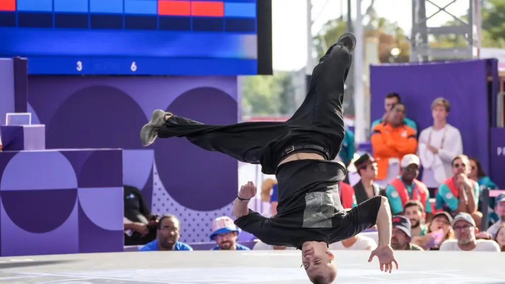 Казахстанец Амир Закиров выиграл чемпионат мира по брейкингу в Дубае Лидер сборной Казахстана по брейкингу Амир Закиров стал победителем чемпионата мира WFADS в Дубае обыграв в финале американца Мигеля Росарио би бой Gravity Третье место занял россиянин Руслан Файзрахманов Ruslan Footrockets Амир начал заниматься брейк дансом в Петропавловске позже переехал в Омск и Москву присоединившись к команде Predatorz Казахстанец уже побеждал на международных соревнованиях и в 2024 году дошёл до 1 4 финала Олимпийских игр в Париже заняв восьмое место Подпишитесь на AsiaToday