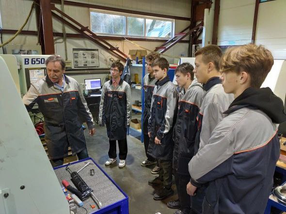 В Вологде начнут обучать производству роботов В Вологодском колледже права и технологии будут обучать специалистов по новой специальность для роботизированных производств С 2026 года на базе БПОУ ВО Вологодский колледж права и технологии начнется подготовка специалистов по новой специальности Техническая эксплуатация и обслуживание роботизированного производства сообщает ЗАО Мезон Своевременность подготовки кадров для высокотехнологичных отраслей подчеркнул генеральный директор компании Сергей Елгаев Он отметил что инициатива направлена на решение кадрового вопроса для современных предприятий региона и выпускникам 9 х классов стоит уже сегодня задуматься о перспективной профессии которая позволит стать востребованным специалистом в сфере автоматизации и робототехники По материалам агентства РБК