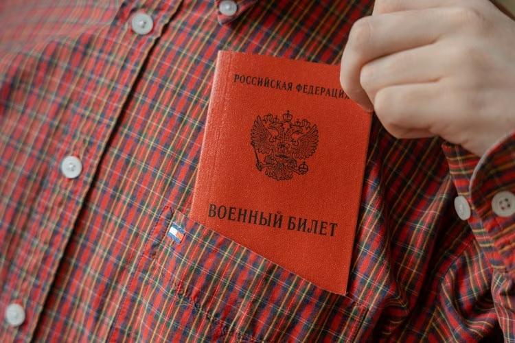 По сети гуляют слухи о сокращении выплат контрактникам в Краснодарском крае Якобы сумму сразу в два раза снизил никто иной, как сам губернатор. Оперштаб региона выступил с официальным заявлением. Оказалось, что распространяемые посты – фейк. На самом деле на Кубани одна из самых высоких выплат в сравнении с другими регионами России. Так, с 1 июня 2025 года контрактники, заключившие договор через пункты отбора или военкоматы Краснодарского края, получают 2,4 млн рублей: • 1,5 млн рублей – от губернатора края, • 500 тыс. рублей – от муниципалитета, • 400 тыс. рублей – федеральная выплата. Кроме того, участникам СВО и их семьям положена поддержка: в Краснодарском крае выдают бесплатные участки под жилье и санаторные сертификаты, помогают с газификацией и поступлением детей в вузы, а также предоставляют другие льготы. Однако недавно вступили в силу изменения, которые и породили слухи. Именно их подхватили недобросовестные паблики. – В случаях, когда контракт заключается не через пункты отбора на военную службу и не в военкоматах Краснодарского края, выплата составляет 500 тыс. рублей. Внесенные изменения в постановление, распространяемое в СМИ и социальных сетях, приняли для уточнения данных к атегорий контрактников, – пояснили в оперативном штабе Краснодарского края. Отправить новость Подписаться