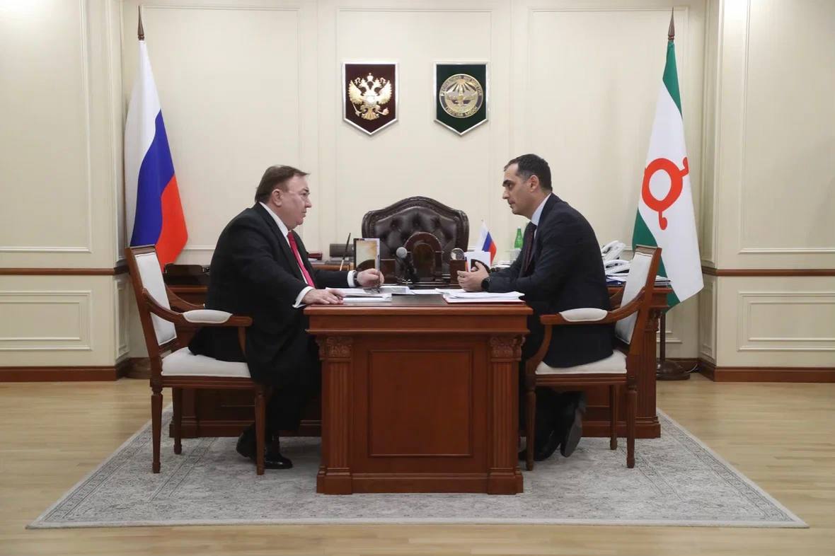 Продолжаем подводить итоги ушедшего 2025 года Вместе с министром природных ресурсов и экологии Микаилом Мизиевым рассмотрели результаты работы в сфере лесного хозяйства В 2025 году все запланированные мероприятия выполнены в полном объеме от противопожарной защиты до лесовосстановительных и санитарно оздоровительных работ Готовность Ингушетии к пожароопасному сезону подтверждена комиссией Рослесхоза и МЧС России В целях защиты лесного фонда построено и обеспечено содержание 31 км противопожарных дорог обустроено 90 км минерализованных полос Круглосуточно функционировала диспетчерская служба лесопожарные центры полностью укомплектованы квалифицированными специалистами Особое внимание уделено восстановлению лесов В течение года на площади 140 гектаров высажено 67 6 тысячи саженцев В Сунженском районе создан новый лесопитомник площадью 2 гектара для выращивания ясеня дуба и бука важный задел на будущее Одним из ключевых итогов года стал полный переход лесного хозяйства на цифровую платформу Федеральную государственную информационную систему лесного комплекса Уже внесены данные по Назрановскому и Сунженскому лесничествам Внедрение системы позволяет получать объективную картину состояния лесов повышает прозрачность управления и формирует устойчивые условия для хозяйственной деятельности и привлечения инвестиций Подписывайтесь на мой канал в МАХ