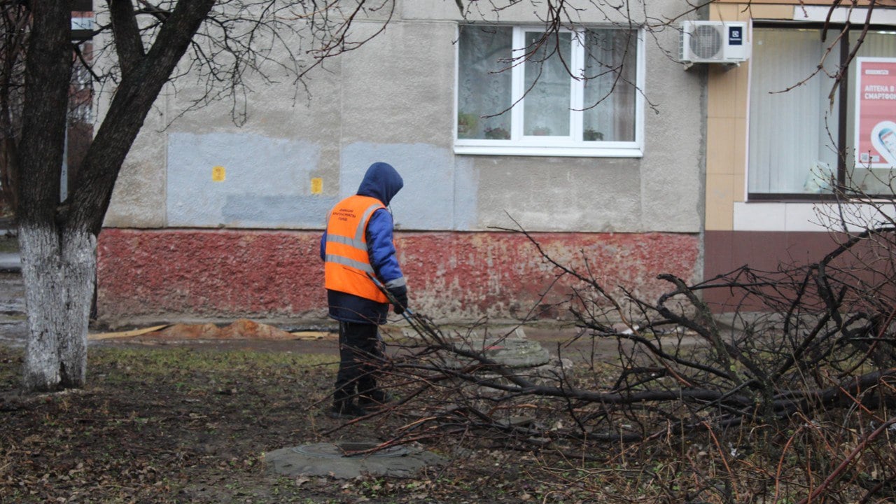 Сотрудники ДБГ утром 10 января вышли на уборку городских территорий. Бригады мехуборки работали на улице Маяковского.  Тротуары подметали на улицах Новоселов, Тимуровцев, Зубковой и других. Проводятся работы по уборке остановок на маршрутах автобусов № 3, 6, 7.  Продолжается сбор случайного мусора на улицах Чкалова, Островского, Высоковольтной, Чапаева, Яхонтова, площадь Мичурина, Полевой, Рыбацкой, Затинной, Грибоедова, Касимовское шоссе и других.  В плане работ – подбор грунтовых наносов на Первомайском проспекте.  Уборка города запланирована в выходные дни.