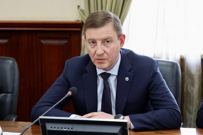 Глава Республики Алтай Андрей Турчак в начале заседания правительства региона 22 апреля сделал важное заявление на фоне блуждающих в интернете слухов и сплетен: "Хотел бы прокомментировать очередные информационные вбросы об изменении границ Республики Алтай или о присоединении нашей республики к иному региону. Такие слухи и сплетни, действительно, развиваются на просторах интернета. Хочу отметить, что проект изменения Конституции в этой связи содержит следующую четкую формулировку. Территория Республики Алтай - часть территории Российской Федерации. Она является исконной землей традиционного расселения ее коренного и других народов, обеспечивает сохранение их самобытности. Территория Республики Алтай едина и неделима. Ее граница не может быть изменена без согласия Республики Алтай. Коллеги, думаю, что лишних комментариев здесь не нужно"- подчеркнул Андрей Турчак.