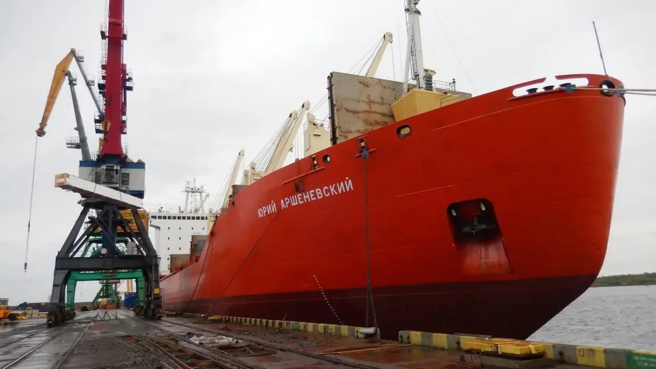 Имущество Мурманского морского пароходства уйдет за 3,1 млрд рублей  Компания «Гранд флот» из Рязанской области приобретет имущество обанкротившегося Мурманского морского пароходства.   Организация работает с прошлого года и занимается грузовыми морскими перевозками. Она стала единственным участником торгов, которые проводились в закрытом формате.   Из-за недостатка конкурентов аукцион признали несостоявшимся. Теперь договор купли-продажи будет заключен с «Гранд флотом» без дополнительного отбора претендентов.  Подписаться Прислать новость