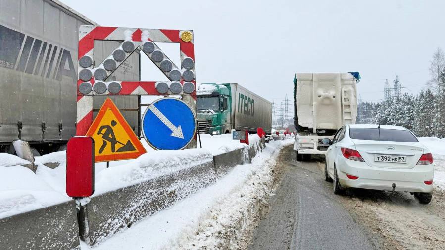 Автодор вновь повышает цены стоимость проезда по платным трассам со 2 марта возрастет от 5 до 15 Пока Автодор официально не публиковал новые расценки Но дорожные эксперты и юристы уже называют дату когда мы увидим новый ценник 2 марта Он будет выше предыдущего на 5 10 Последний раз дорожники повышли стоимость проезда в феврале И это вызвало шквал возмущения среди жителей Калужской области Многие даже обращались к губернатору Люди откровенно не понимают почему Автодор повышает стомость хотя реконструкция Киевки далека от завершения К слову в январе рост платы за проезд глава госкомпании Вячеслав Петушенко объяснил ростом инфляции и увеличением затрат на содержание дорог Но что то никак не складывается математика Особенно когда обнинцы вынуждены с дивной регулярностью стоять в многочасовых пробках Как например это было сегодня А скоро стоять на трассе станет еще дороже Не грузит телеграм Подписывайся на наш канал в MAX