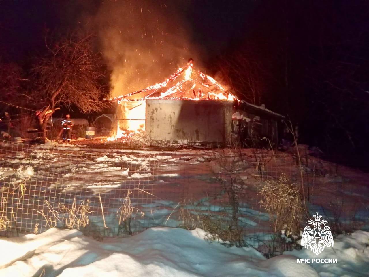 Возгорание бани     Сообщение о пожаре на Почтовой улице города Бологое поступило вчера в 21:57.     Локализовано возгорание было в 22:12, полностью потушить пожар удалось в 23:05. Пострадавших нет.  В результате пожара огнем уничтожена кровля, повреждены стены по всей площади.    Причиной пожара послужила неисправность отопительной печи.    Возгорание ликвидировали специалисты 2  5   пожарно-спасательной части.  МЧС России напоминает: 0  используй предтопочный лист 50х70 см; 0  ремонт доверяй профессионалам;  0  регулярно очищай печь и дымоход от сажи; 0  не суши на печи одежду.     О происшествии звони по номерам: 1  0  1   и 1  1  2  .