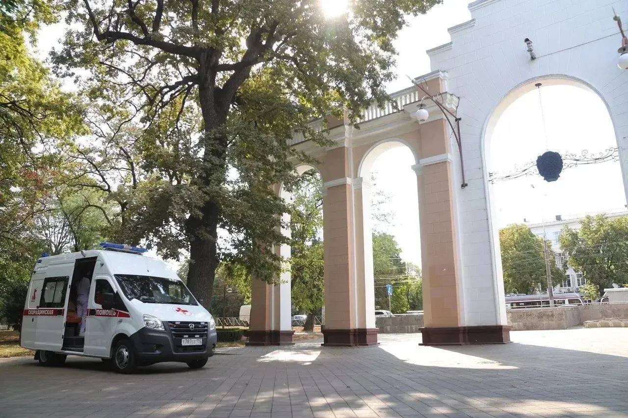 В Краснодаре до 30 ноября включительно работают мобильные пункты вакцинации от гриппа В этом году в планах провакцинировать более 682 тысяч жителей города Уже сделали прививки около 552 тысяч краснодарцев из них порядка 207 тысяч дети Сделать бесплатную прививку можно как в поликлиниках так и в мобильных пунктах которые работают по следующему графику в рабочие дни с 9 00 до 18 00 по адресам улица Красная 122 и Красная 35 в выходные дни с 9 00 до 17 00 прививки можно сделать в городских парках Солнечный Остров Трамвайная 2 и Чистяковская Роща Колхозная 86 Для посещения прививочного комплекса необходим только паспорт Перейти в наш канал МАХ Подпишись поделись krasnodarkray1 Прислать видео новость