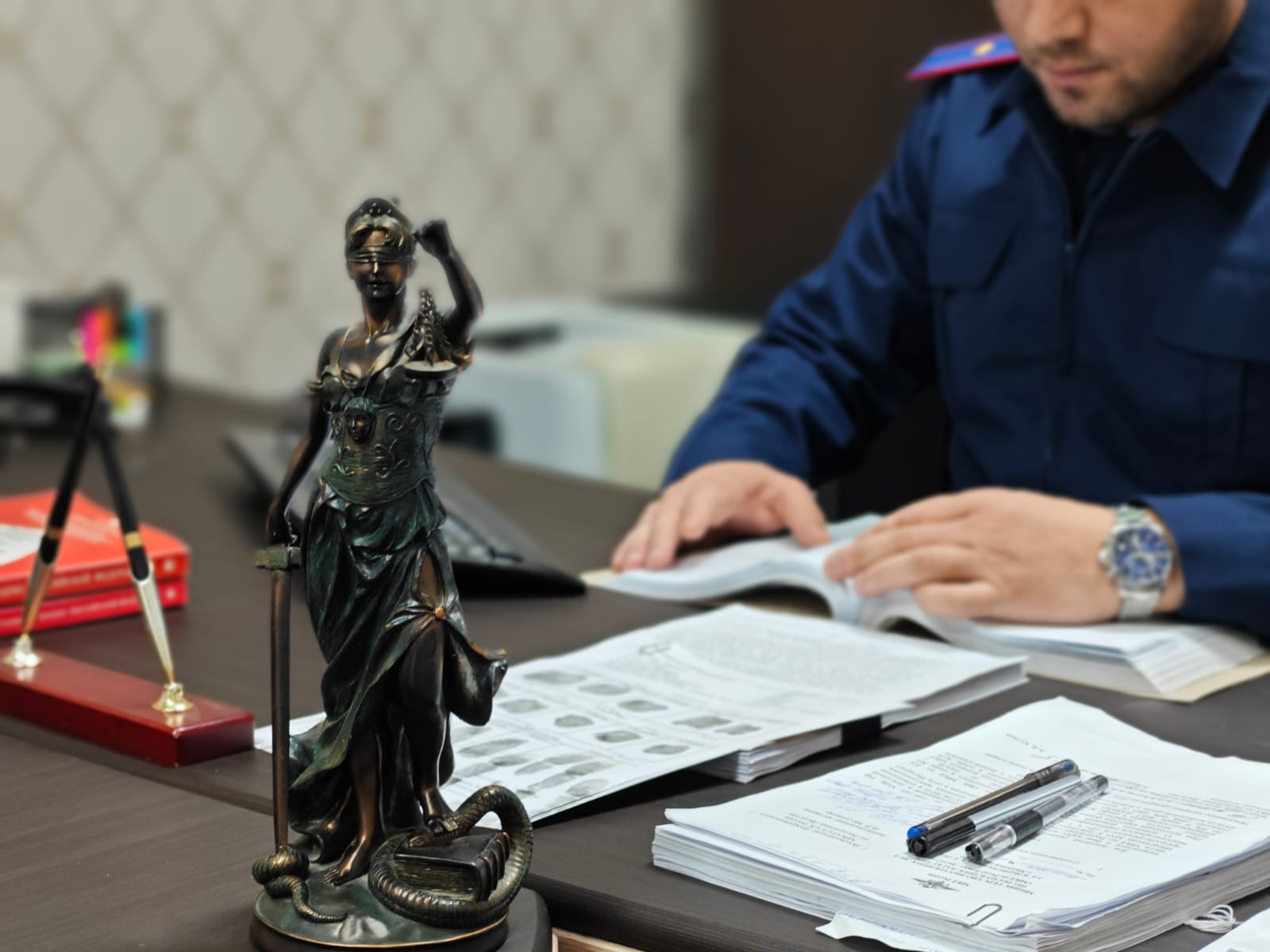 Два несовершеннолетних жителя республики предстанеут перед судом по обвинению в незаконном обороте огнестрельного оружия Избербашским межрайонным следственным отделом СУ СК РФ по Республике Дагестан завершено расследование уголовного дела по обвинению двух несовершеннолетних жителей г. Избербаш в сбыте огнестрельного оружия. В зависимости от роли каждого они обвиняются в совершении преступлений, предусмотренных ч. 5 ст. 33, п. «в» ч. 5 ст. 222 УКРФ незаконный сбыт огнестрельного оружия . По данным следствия, 13 января 2025 года двое несовершеннолетних организовали попытку продажи охолощенного пистолета, который был переделан для стрельбы боевыми патронами. Преступный умысел несовершеннолетних был своевременно выявлен и пресечен сотрудниками УФСБ России по Республике Дагестан. В результате проведенных оперативных мероприятий, злоумышленники были задержаны до того, как им удалось реализовать свои планы. Следствием собрана достаточная доказательственная база, в связи с чем уголовное дело с утвержденным обвинительным заключением направлено в суд для рассмотрения по существу.