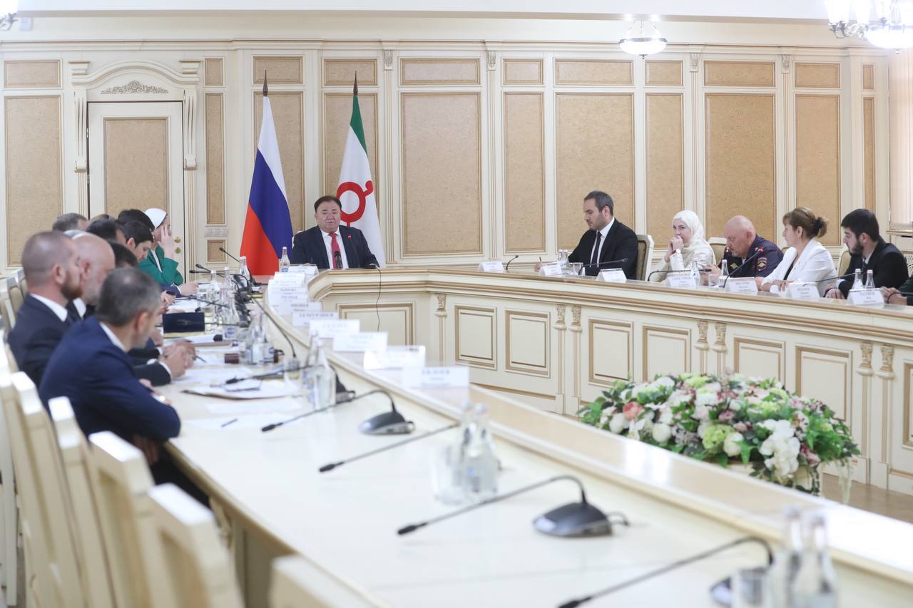 Провели заседание Регионального Координационного Совета по взаимодействию с «Движением Первых», где подвели важные итоги первого полугодия.   Особенно ценно, что в Год защитника Отечества и 80-летия Великой Победы, объявленный Президентом России Владимиром Путиным, наше Движение стало настоящей опорой в патриотическом воспитании молодежи.  За год мы расширили сеть до 9 местных и 219 первичных отделений, а число участников выросло на 12 тысяч, достигнув почти 37 тысяч человек!  Радует, что большинство – школьники, это говорит об их живом интересе к жизни республики.  Активисты Движения проявляют себя ярко: наша делегация достойно представила Ингушетию на федеральном фестивале «Движение первых» в Москве.   Однако для достижения максимального эффекта по всей республике необходимо усилить взаимодействие «Движения Первых» с каждым муниципалитетом.  Поручил всем главам городов и районов в кратчайшие сроки совместно с активистами разработать конкретные планы работы на местах.   Вместе мы создадим для нашей молодежи широкие возможности расти, развиваться и вносить вклад в будущее родной Ингушетии!