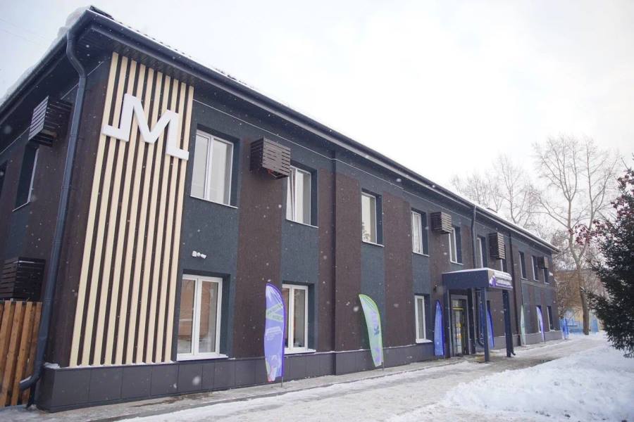 В Кемерове открыли центр Кузбасс Молодежь Центр Кузбасс Молодежь открылся в Кемерове на ул Черняховского 14 благодаря программе Регион для молодых национального проекта Молодежь и дети Кузбасс стал одним из победителей всероссийского конкурса 2024 года и получил федеральную поддержку на создание современных молодежных пространств Центр состоит из нескольких пространств это арт мастерская коворкинг корпус студентов спасателей площадка отряда ЭкоДесант кабинеты агентства развития общественных инициатив Гости ознакомились с образовательными социальными и профессиональными направлениями работы центра Корпус студентов спасателей провел мастер класс по оказанию первой помощи отряд ЭкоДесант КемГУ организовал экологическую зону и познавательный блок с рассказом о сохранении биоразнообразия также состоялась эстафета экоГТО   kuzzbas ru news society 77650 html