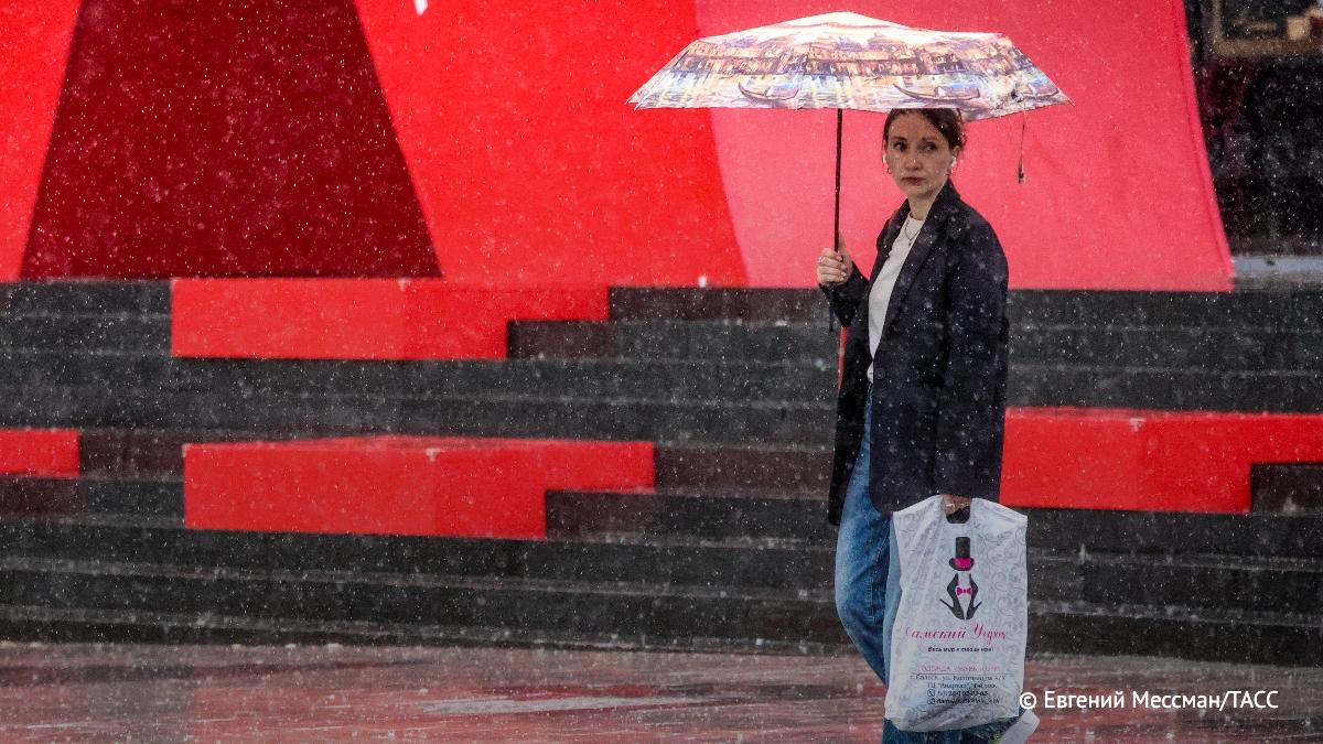 Циклон "Корнелиус" продолжает понижать в Москве атмосферное давление. К 9 часам утра давление опустилось до отметки в 728,5 мм рт. ст., сообщил Михаил Леус. / Москва