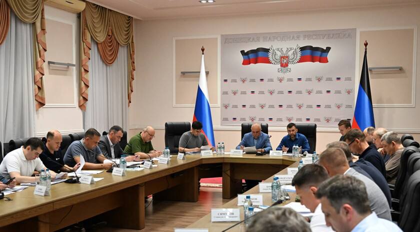 Министр энергетики России Сергей Цивилев провел совещание по поддержке и развитию угольной промышленности Донбасса в рамках рабочей поездки в ДНР. Об этом сообщили в пресс-службе Минэнерго РФ.   Участники совещания обсудили разработку программы повышения эффективности угольных предприятий ДНР и ЛНР, включая оказание общесистемных и адресных мер поддержки, трудоустройство профильных специалистов и выполнение перед ними социальных обязательств.  «Задача по созданию отдельной программы поддержки угольщиков Донбасса была поставлена Президентом», — заявил Цивилев и отметил, что ситуация в воссоединенных регионах находится на особо контроле Министерства.