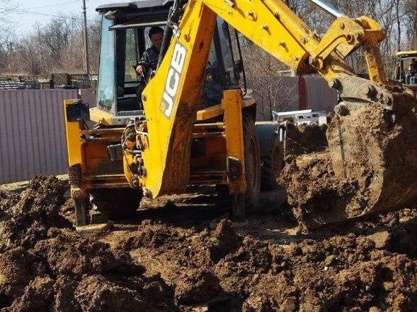 Коммунальщики Горловки заменили почти 300 метров водопровода в поселке Победа  Работа специалистов филиала «Горловское ПУВКХ» позволила стабилизировать водоснабжение одной из улиц Центрально-Городского района города.  Работники филиала совместно с регионом-шефом Кузбасс отремонтировали сети водоснабжения. Они заменили участок трубопровода диаметром 110 мм протяженностью 288 метров. Коммунальщики задействовали 1 автомашину и 1 экскаватор одноковшовый.  Выполненный ремонт позволил предотвратить дальнейшие потери питьевой воды и стабилизировать водоснабжение потребителей.