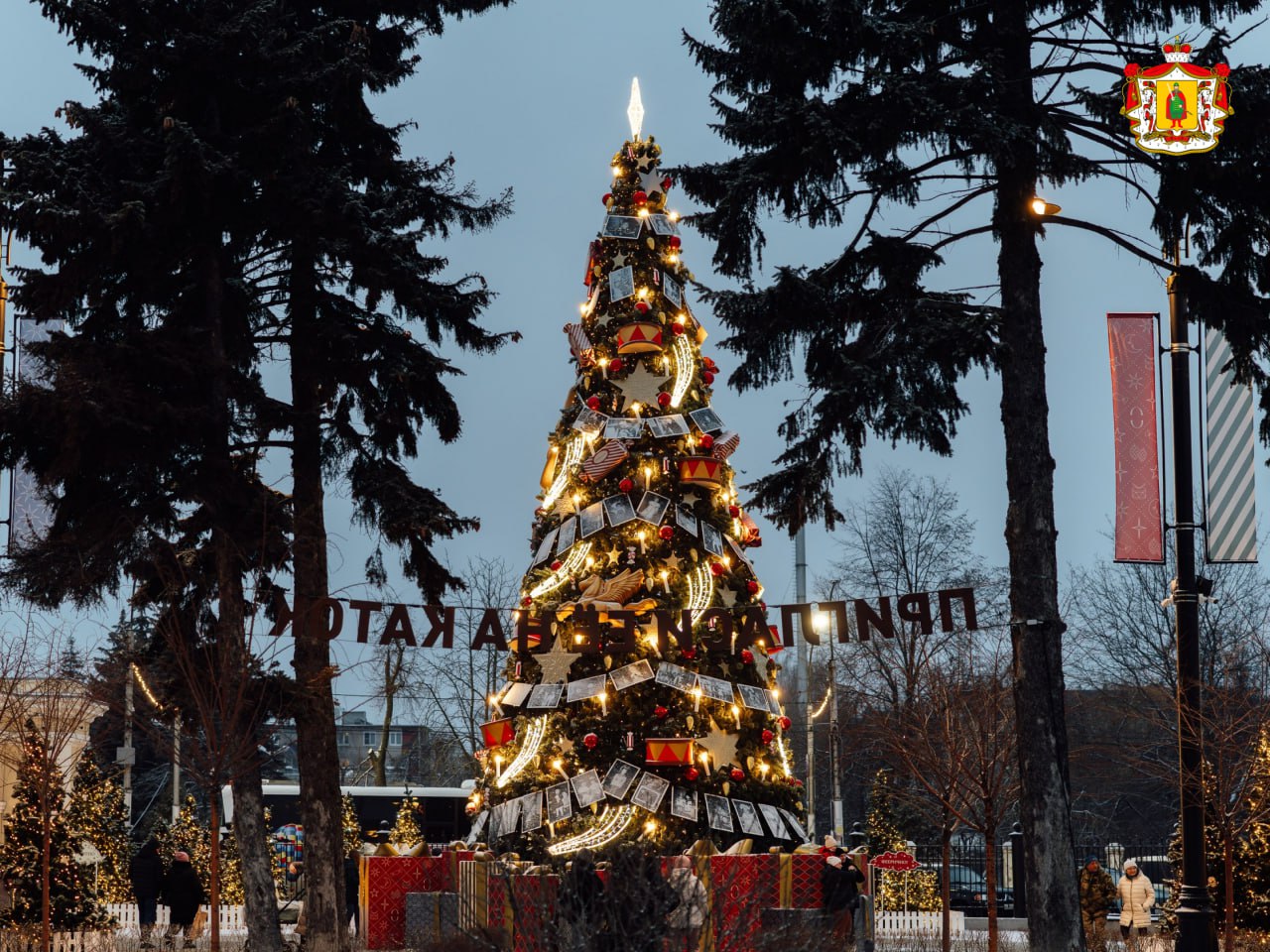 В период новогодних праздников поток туристов в Рязанскую область увеличился в два раза Наш регион посетили жители из разных регионов России в том числе Москвы и Московской области Липецка Воронежа Санкт Петербурга Краснодара Вологды и Саратова Выросло количество иностранных туристов Интерес к региону связан с проведением проекта Рязань Новогодняя столица 2026 Центрами притяжений туристов стали Лыбедский бульвар Рязанская ВДНХ и пешеходная зона в исторической части города рядом с Рязанским кремлём Отмечен большой интерес туристов к муниципальным образованиям региона Так Касимовский округ в праздничные дни посетили более 8 300 человек Это на 75 больше прошлогоднего показателя рязанскаяобласть Подписывайтесь на наш канал в МАХ