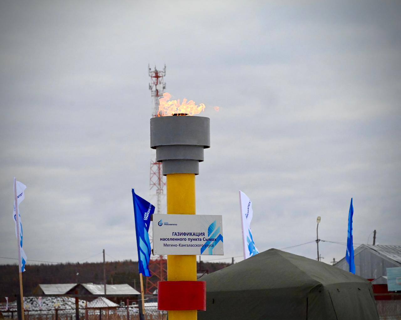 В 2026 году план социальной газификации составляет 1500 домов якутян которые будут подключены к сетевому газу в рамках реализации инициативы Президента Российской Федерации Владимира Владимировича Путина и пункта Народной программы партии Единая Россия Для этого в 12 газифицированных районах республики с учётом города Якутска будут проведены масштабные строительно монтажные работы с привлечением подрядных организаций Наибольший план по газификации домов жителей исходя из договоров и имеющихся технических возможностей приходится на город Якутск Планируется газифицировать порядка 900 домов жителей столицы для отопления и приготовления пищи Также в этом году более 90 жителей Мегино Кангаласского и Горного улусов получат возможность пользоваться сетевым газом Около 60 жителей в Намском Мирнинском Ленском Хангаласском Чурапчинском районах и в городском округе Посёлок Жатай будут подключены по программе социальной газификации Кроме того ожидается газификация более 50 домов якутян в Верхневилюйском Кобяйском и Вилюйском улусах Напомню что в Якутии действует поддержка льготных категорий граждан в рамках программы социальной газификации в том числе участников специальной военной операции и членов их семей а также многодетных семей без учёта доходов которая будет продолжена в 2026 году Все работы по газификации и меры поддержки оказываются в рамках работы регионального штаба социальной газификации под руководством Главы Якутии Айсена Сергеевича Николаева ВместеТолькоВперёд Сахатранснефтегаз СоцГазЯкутия t me kolodeznikov alexey