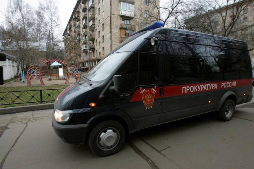 Бывший замминистра Краснодарского края предстанет перед судом за злоупотребление полномочиями Прокуратура Западного округа Краснодара направила в суд дело против экс-заместителя министра сельского хозяйства и перерабатывающей промышленности края. Он обвиняется в злоупотреблении должностными полномочиями ч. 1 ст. 285 УК РФ . По данным следствия, с января 2023 по май 2024 года чиновник заставлял подчинённого-консультанта работать его личным водителем в рабочее время на служебном автомобиле, хотя по должности водитель ему не полагался. Ущерб министерству составил более 890 тысяч рублей. Вину бывший замминистра полностью признал и возместил ущерб. Дело направлено в Ленинский районный суд Краснодара для рассмотрения по существу. _____________________________ Есть интересная новость? Присылайте нам Краснодар Сегодня ПРИСЛАТЬ НОВОСТЬ