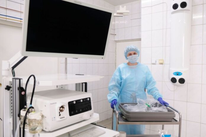В Свердловский областной онкологический диспансер для эндоскопического отделения закупили современное медоборудование: три эндоскопические стойки, три электрохирургических блока и 15 видеоколоноскопов  Аппараты направили в профильные отделения в Екатеринбурге, Нижнем Тагиле и Каменске-Уральском.    Подробнее читайте на сайте «Областной газеты».    департамент информационной политики Свердловской области   Подписаться на «ОГ» Прислать новость Поддержать канал