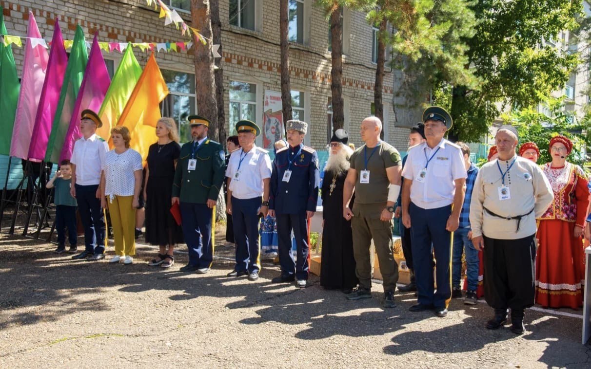 Камчатка на Дальневосточном круге В Амурской области прошёл межрегиональный фестиваль Дальневосточный круг собравший более 100 представителей казачьих обществ и творческих коллективов из пяти регионов Дальнего Востока Камчатку представили атаман отдельного Камчатского казачьего округа Уссурийского войска Виктор Махиня и заведующий отделом казачьей культуры Центра народного творчества Владимир Щербаков По словам Виктора Махини фестиваль стал важной площадкой для обмена опытом а также обсуждения вопросов казачьего образования Сегодня в крае работают 10 казачьих классов и групп а также отделение дополнительного образования в Камчатском сельхозтехникуме Программа форума включала мастер классы по народным ремёслам выставку оружия и казачьи посиделки у костра Особое внимание уделили патриотическому воспитанию и укреплению семейных ценностей Подписаться Прислать Чат