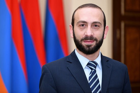 Армения не отворачивается от Турции Ереван может вернуться к контактам с Турцией после парафирования мира с Азербайджаном Так считает министр иностранных дел Армении Арарат Мирзоян С формальной точки зрения соглашение не подписано но оно парафировано и моя логика подсказывает что за соглашением последует разблокирование армяно турецких инфраструктур Турция также заинтересована в скорейшем разблокировании инфраструктур объяснил Мирзоян в интервью Общественному телевидению Армении Турция по его словам готова открыть границу с Арменией но только когда Баку и Ереван подпишут мирное соглашение Южная служба новостей