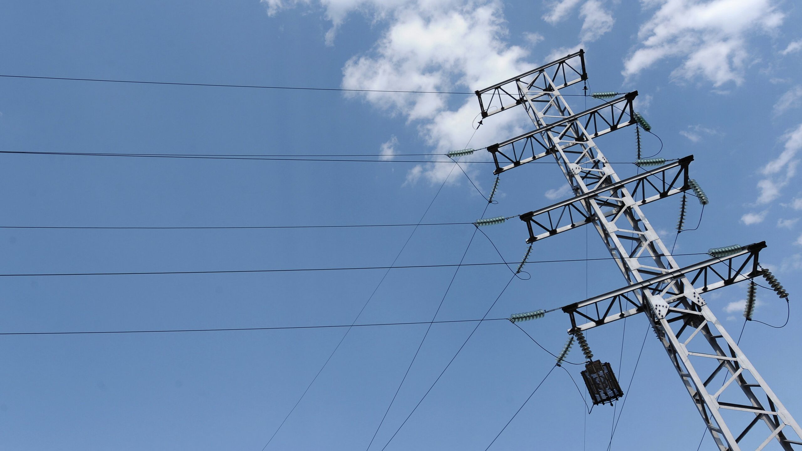 Ситуация с электроснабжением Запорожской области после атак ВСУ сложная но контролируемая полное восстановление электроснабжения ожидается к концу недели заявил губернатор региона Евгений Балицкий Балицкий сообщил что провел оперативное совещание по вопросу электроснабжения населенных пунктов Запорожской области критическая инфраструктура которых ранее подверглась террористическим атакам со стороны ВСУ На данный момент без электроснабжения остаются 41 843 абонента в Михайловском Васильевском и Токмакском муниципальных округах и части Каменско Днепровского муниципального округа сообщил губернатор На сегодняшний день ситуация остается сложной но контролируемой энергетики работают круглосуточно в полном составе Применяются веерные отключения для восстановления работоспособности энергосистемы В ближайшие дни ситуация должна быть полностью стабилизирована к концу недели энергосистема должна быть приведена в нормальное состояние написал губернатор в Telegram канале