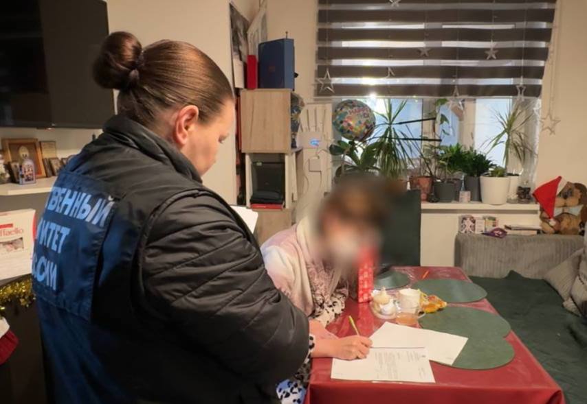 Прокуратура Псковской области признала законным постановление о возбуждении уголовного дела в отношении главного врача областной инфекционной больницы Прокуратурой области проведена проверка законности о возбуждении СУ СК России по Псковской области уголовного дела по п е ч 3 ст 286 УК РФ по факту совершения главным врачом ГБУЗ ПО Псковская областная инфекционная клиническая больница действий явно выходящих за пределы ее полномочий из корыстной и иной личной заинтересованности По версии следствия в период с начала января 2023 года по конец октября 2024 года подозреваемая явно превышая возложенные на нее должностные полномочия давала подчиненным ей сотрудникам медицинского учреждения незаконные указания о внесении в медицинские документы фиктивных сведений о приобретении дорогостоящих лекарственных препаратов после чего выставляла завышенные счета в Территориальный фонд обязательного медицинского страхования Псковской области В результате в адрес ГБУЗ ПО Псковская областная инфекционная клиническая больница были неправомерно перечислены денежные средства в размере около 200 млн рублей В настоящее время следователями проводятся обыски в административных помещениях клиники и по месту проживания подозреваемой в качестве свидетелей допрашиваются работники медицинского учреждения проводятся иные следственные действия направленные на установление всех обстоятельств совершенного преступления В ходе проверки установлено что постановление вынесено при наличии достаточных данных указывающих на признаки преступления Расследование по уголовному делу продолжается Следите за главными новостями в нашем канале   prokuratura psk