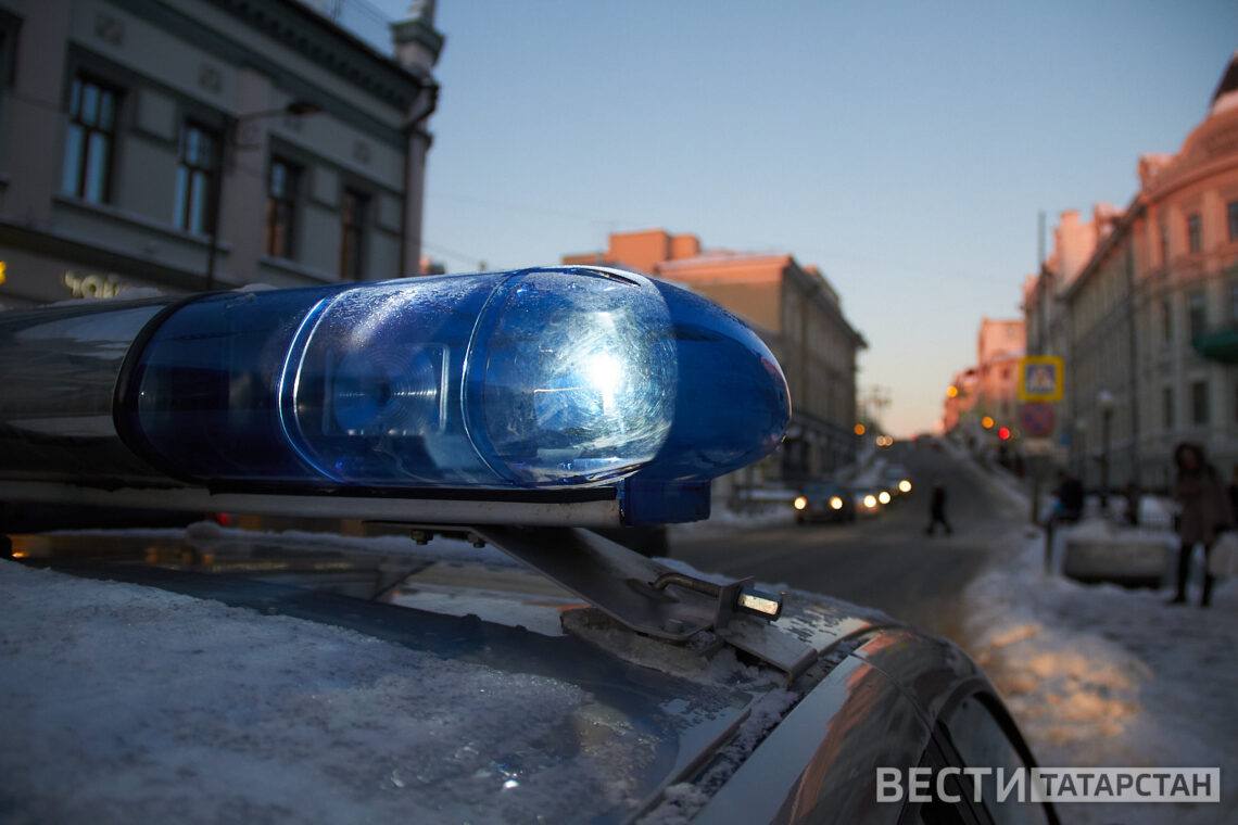 В Казани жильцы ЖК «Светлая долина» жалуются на хулиганов  В соцсетях местные рассказали, что подростки уже нападали на прохожих, женщин. Разгромили уличный туалет, говорили непристойные слова жильцам, звоня в домофон.  В ответ на обращения, сотрудники полиции провели работу и установили личности несовершеннолетних правонарушителей.  «В настоящее время личности несовершеннолетних установлены. С ними и с их родителями проводятся работы сотрудниками ПДН. После результатов поверки будет принято решение», — прокомментировали в УМВД России по Казани, передает«Татар-информ».  Полиция призывает всех, кто стал жертвой действий подростков, обратиться за помощью.  Подписаться   Сообщить новости