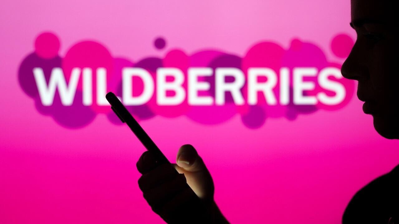 Нейро революция в шопинге как Wildberries научился искать товары по рисункам и артикулам WB запустил уникальный для России поиск по фото который распознает не только изображения но и артикулы и даже ручные рисунки Пользователи могут редактировать загруженные изображения менять цвета дорисовывать элементы и уточнять параметры поиска Нововведение часть стратегии по полной интеграции ИИ в экосистему маркетплейса Аналогов нет ни на одной российской платформе пресс служба РВБ Маркетплейс сокращает последний ручной барьер между желанием и покупкой превращая любой визуальный образ в точный поисковый запрос