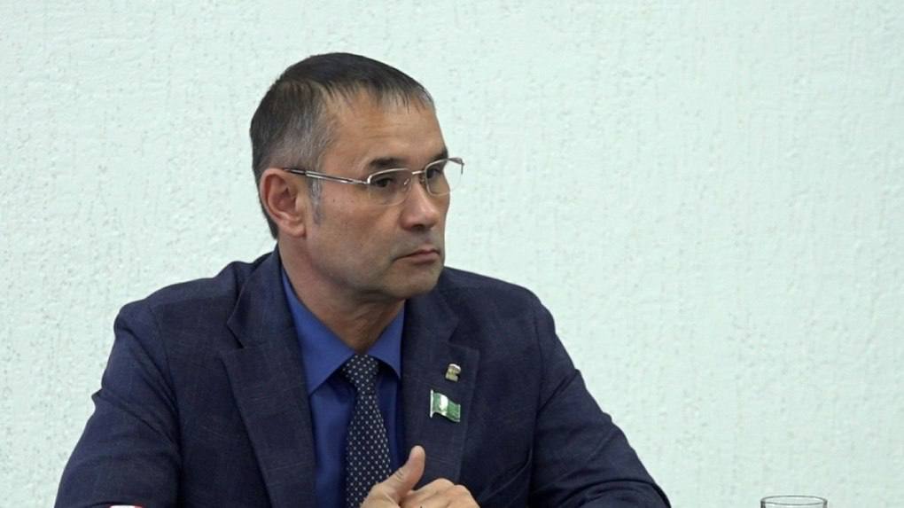 Экс спикера устроившего стрельбу после инаугурации мэра выпустили из под домашнего ареста Суд назначил экс председателю думы Красноуфимска Рустаму Гамалиеву обвиняемому в хулиганстве меру пресечения в виде запрета определенных действий сообщили в пресс службе судов Свердловской области Пострелять из охотничьего ружья посреди города Гамалиев решил после банкета по случаю инаугурации нового мэра Юрия Ладейщикова считает следствие Ранее Гамалиева отправили в отставку из за утраты доверия Он будучи бизнесменом согласовал и пролоббировал проект установки остановок на 4 5 млн рублей Контракты оформлялись на его знакомых Фото сайт городского округа Красноуфимск   на связи в TG MAX VK