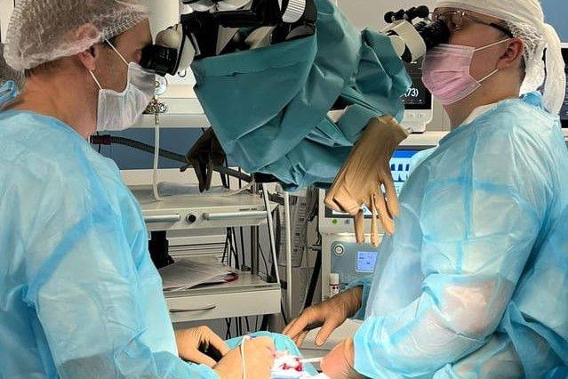 С начала года более 20 тысяч донских жителей получили высокотехнологичную медпомощь  За первые шесть месяцев текущего года в Ростовской области более 20 400 жителей получили высокотехнологичную медицинскую помощь. Для сравнения, за весь 2023 год таких пациентов было свыше 35 тысяч, а в 2024-м — около 38 тысяч, сообщает региональное министерство здравоохранения.   Министр здравоохранения Юрий Кобзев отметил, что наиболее востребованными сферами ВМП остаются неонатология, сердечно-сосудистая хирургия, травматология, онкология и трансплантация.   - Мы продолжаем оснащать больницы современным оборудованием, что позволяет ежегодно увеличивать число учреждений, проводящих сложные операции на сердце, трансплантации и протезирование. Уже 28 медучреждений оказывают высокотехнологичную помощь жителям региона, — заявил глава ведомства.  Он подчеркнул, что выявлять серьезные заболевания у пациентов и своевременно оказывать им необходимую помощь помогает, в том числе, губернаторский проект «Поезд здоровья». Мобильные бригады из 35 специалистов узких профилей — кардиологов, эндокринологов, онкологов, неврологов и других — выезжают в города и районы Дона для проведения консультаций и обследований. При необходимости пациентов направляют на дополнительные исследования или лечение в областные медицинские учреждения. В состав «Поезда» входят кардиомобиль, диамобиль, стоматологическая бригада и комплекс «Детский доктор».  Как ранее заявил глава региона Юрий Слюсарь, «Поезд здоровья» — это временная, но крайне важная мера, которая позволяет обеспечить жителей медицинскими услугами узких специалистов в условиях дефицита врачей в больницах Ростовской области.