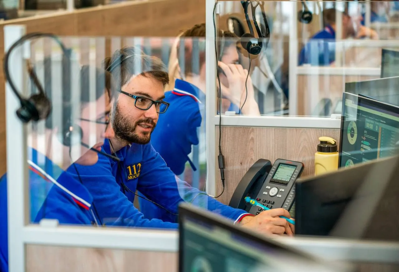 Более 1 9 млн вызовов приняла столичная Система 112 за первый квартал этого года В настоящее время Система 112 является одной из самых эффективных городских структур ее слаженная работа очень важна для полноценного функционирования столицы Она востребована жителями за январь март операторы приняли свыше 1 9 млн вызовов из них примерно половина 980 тыс потребовали оповещения экстренных служб остальные звонки носили справочно консультационный характер рассказал заместитель Мэра Москвы Петр Бирюков  Каждый день на дежурство выходят до 125 специалистов  Процесс приема и обработки поступающих сообщений полностью автоматизирован  Менее чем за 1 5 минуты оператор выясняет суть обращения проводит консультацию если необходимо направляет на место городские и экстренные службы  Обратиться за помощью можно не только позвонив на номер 112 но и отправив на него смс сообщение что удобно для людей с нарушениями слуха и речи  Столичная Система 112 осуществляет информационное взаимодействие с более чем 200 экстренными и аварийными службами Москвы аналогичными системами Московской и Калужской областей  К ней подключены все операторы связи их абоненты могут звонить на номер 112 с мобильных телефонов напрямую без прослушивания голосового автоответчика и отправлять смс сообщения  Операторы обрабатывают сигналы от системы ЭРА ГЛОНАСС техническое решение позволяет им разговаривать с людьми находящимися в салоне автомобиля Подписывайтесь на Городское хозяйство Москвы в MAX
