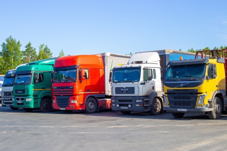 У российского грузового автопарка обостряется «кризис среднего возраста»   По данным «Автостат Инфо», российский грузовой автопарк достиг 2,59 млн единиц, но прирост за первое полугодие 2025 года составил лишь 0,8% – худший показатель за три года.    Ключевые проблемы:    Старение парка: 1,8 млн грузовиков выпущены до 2016 года   Низкое обновление: только 10% КАМАЗ 65115 – новее 2020 года   Замедление роста: +0,8% против +1,7% в 2023 году    Подробности читайте на портале «Логирус»