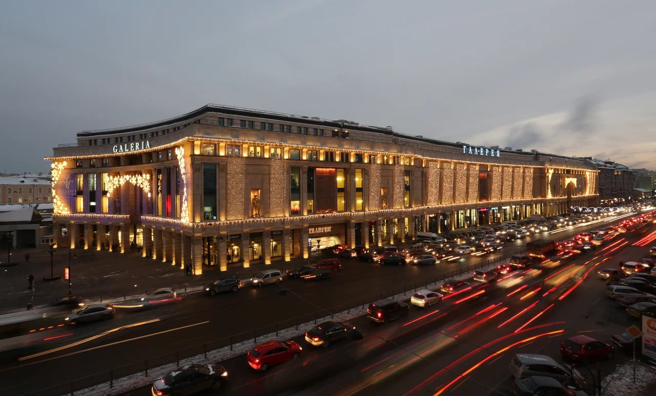 ТРЦ Галерея в 2026 г проведет реновацию площадей Торгово развлекательный центр ТРЦ Галерея с января по ноябрь 2026 г проведет реновацию помещений в ходе которой будет выполнен капитальный ремонт всех общественных зон При этом комплекс продолжит работать для посетителей в обычном режиме сообщили в пресс службе ТРЦ С января до ноября объект идет под реновацию будут обновлены все коридоры места общего пользования Работы будут проведены поэтапно что минимизирует влияние на работу арендаторов и комфорт гостей сообщил генеральный директор торгово развлекательного центра Дмитрий Гашичев Яндекс Карты Подпишитесь на Ведомости Северо Запад