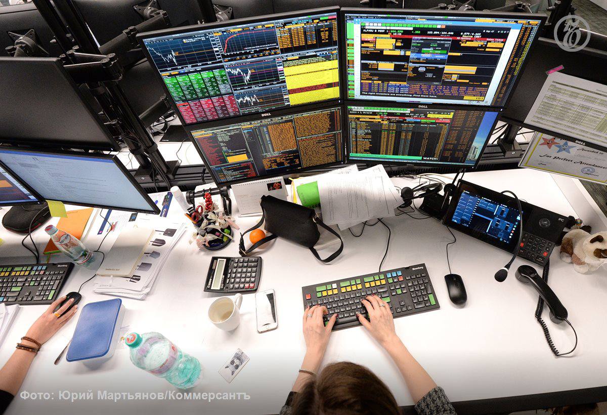 В Гагаринский районный суд Москвы направлено уголовное дело в отношении трех трейдеров Дмитрия Ерошкевича Александра Сынгаевского и Ивана Румянцева Их обвиняют в манипулировании рынком акций ведущих российских компаний в 2016 2018 годах стало известно Ъ По версии следствия фигуранты совершили 53 согласованные операции с ценными бумагами Мосэнерго ВТБ Газпрома Сбербанка и других эмитентов В результате их действий был причинен ущерб на 63 5 млн руб а незаконный доход превысил 69 2 млн руб Четвертый предполагаемый участник Станислав Минский объявлен в международный розыск Обвиняемые настаивают на своей невиновности утверждая что совершали обычные биржевые операции Ъузнал