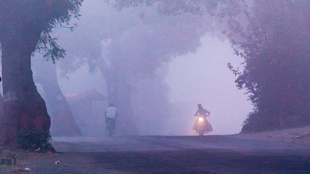 В Индии впервые хотят вызвать искусственные осадки для борьбы с токсичным смогом IQAir зафиксировал в Дели уровень загрязнения атмосферы характеризующийся как опасный для здоровья индекс качества воздуха достиг 200 баллов уровень PM2 5 мелкодисперсная пыль и аэрозоль более чем в 20 раз превысил рекомендуемые ВОЗ Это произошло в частности а результате использования пиротехники На прошлой неделе Верховный суд страны ослабил ограничения на ее использование в Дели что привело к интенсивному использованию петард во время празднования традиционного фестиваля огней Технология искусственного дождеобразования основана на распылении в облаках реагентов обычно йодида серебра Частицы вещества действуют как ядра конденсации притягивая атмосферную влагу и способствуя формированию дождевых капель Chirayu Patel Unsplash Подпишитесь на Ведомости