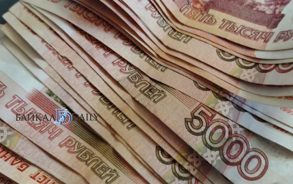 Почти пять миллионов рублей перевёл мошенникам 23 летний иркутянин Ему позвонил якобы сотрудник почты и попросил продиктовать СНИЛС После сообщили о взломе его аккаунта на Госуслугах и его родителей Мошенники убедили перевести деньги на безопасный счёт По поручению лжеправоохранителя молодой человек провёл три видеообыска в двух родительских квартирах и частном доме Обнаружив сейф с драгоценностями он распилил его и сдал ценности в ломбард Кроме того он продал Nissan Qashqai и перечислил всё мошенникам