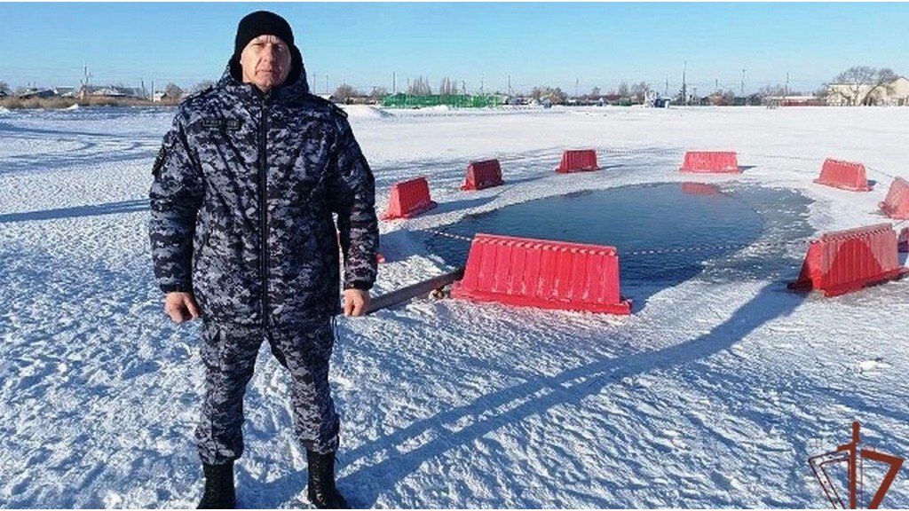 В Алтайском крае сотрудник вневедомственной охраны регионального управления Росгвардии спас двух детей провалившихся под лед В селе Благовещенка старший сержант полиции Дмитрий В в свой выходной день ехал с детьми на автомобиле На покрытом льдом озере которое находится в центре села он заметил двух школьников которые провалились в полынью Не раздумывая мужчина бросился им на помощь Он подполз к краю льда и поочередно вытащил из воды детей а после отнес их к своей машине сообщает региональное управления Росгвардии Затем он отвез детей в отделение вневедомственной охраны куда вызвали скорую помощь и родителей Медики осмотрели школьников и хотя им не потребовалась госпитализация доставили в районную больницу для наблюдения