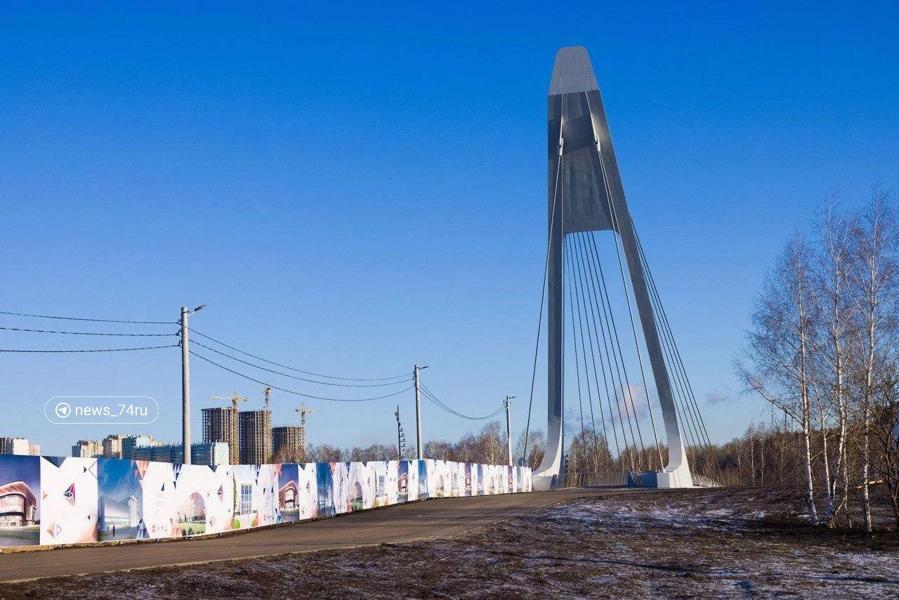 Вандалы разрисовали забор вдоль дороги к новому вантовому мосту  На подходе установлены яркие баннеры. Но кто-то решил сделать их еще ярче и внести свои штрихи.  В мэрии сообщили, что обратились в полицию, позже художества будут отмывать и закрашивать.