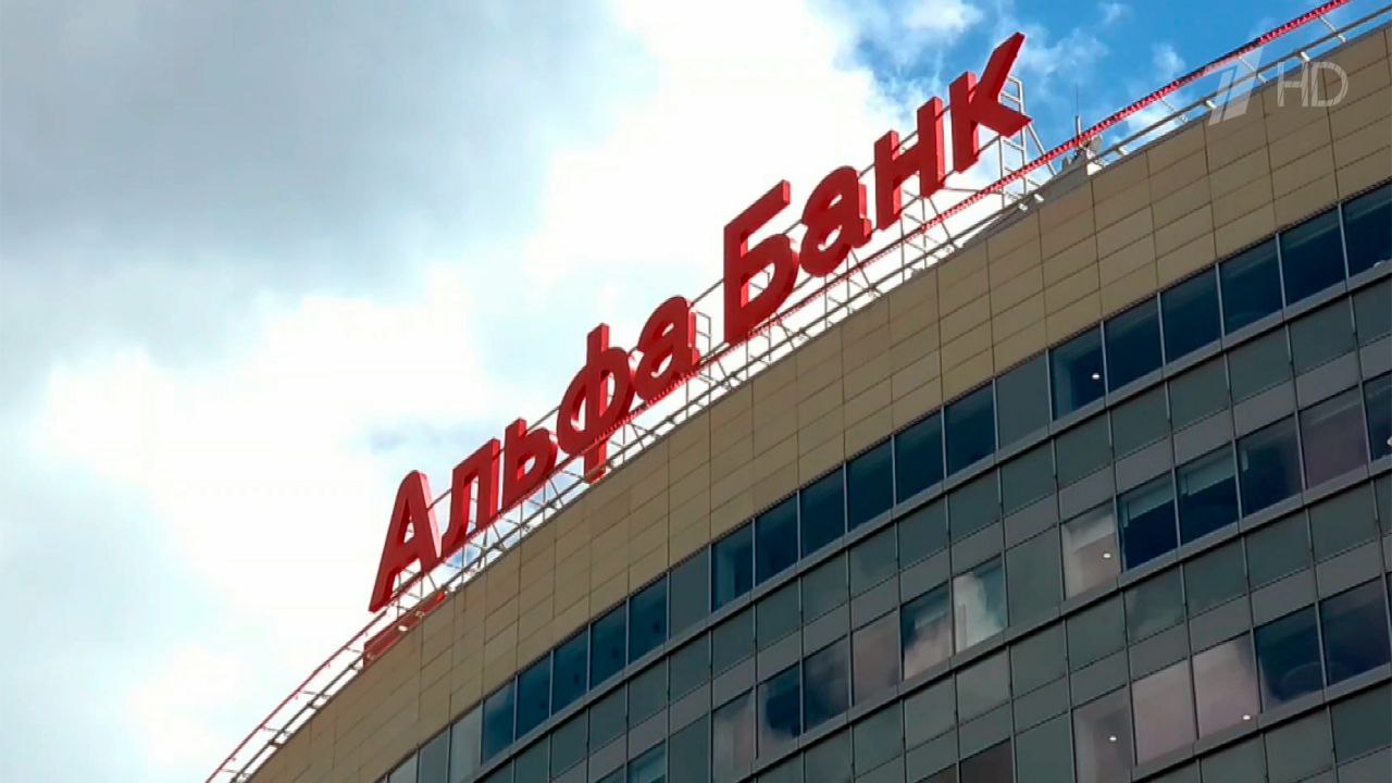 Альфа Банк обновил условия по ипотеке с 24 февраля 2026 С сегодняшнего дня вступают в силу изменения по ставкам Теперь процент по ипотеке будет зависеть не только от размера первоначального взноса но и от суммы кредита Покупка готового или строящегося жилья Первоначальный взнос 20 1 50 Сумма кредита до 10 млн ставка 19 79 Сумма кредита от 10 млн ставка 18 59 Первоначальный взнос от 50 Сумма кредита до 10 млн ставка 19 19 Сумма кредита от 10 млн ставка 18 39 Ипотека на коммерческую недвижимость Ставка теперь составляет 20 59   Важные нюансы Указанные ставки действуют при партнерской скидке аккредитованные застройщики агентства Если подавать заявку напрямую в банк вне партнеров ставка будет выше на 0 4 п п Отменен дисконт за быстрый выход на сделку в размере 1 6 Новые правила распространяются на все заявки поданные с сегодняшнего дня АльфаБанк Ипотека НовостиИпотеки ИзменениеСтавок Жилье Кредит Банки Финансы Ипотека2026