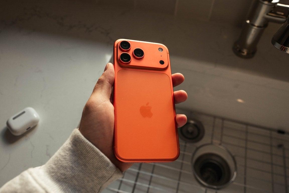 Вот это повезло Apple подарила счастливчику iPhone 17 Pro Max на 2 ТБ вместо утерянного на 256 ГБ Пользователь с Reddit потерял свой iPhone 17 Pro Max на 256 ГБ По страховке AppleCare Theft and Loss он получил новый смартфон Apple должна была выдать точно такое же устройство на 256 ГБ но по какой то причине предоставила максимальную версию на 2 ТБ Предположительно в Нидерландах где всё произошло не оказалось модели в нужном цвете и с объемом памяти поэтому Apple выдала телефон который был в наличии   www iphones ru 1359206 новости iphonesru