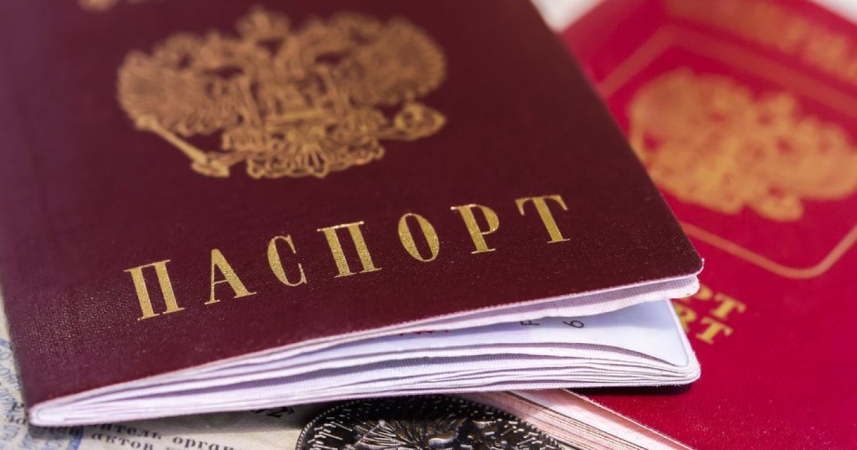 В Белогорске установлен запрет на наем иностранных граждан работающих по патентам в ряде отраслей экономики Амурской области в 2026 году Соответствующее постановление подписал губернатор Амурской области Василий Орлов Решение принято согласно федеральному законодательству о правовом положении иностранных граждан Хозяйствующие субъекты действующие на территории региона не смогут привлекать иностранных работников с патентами в те виды экономической деятельности которые указаны в приложении к постановлению рассказала замначальника отдела по труду и потребительскому рынку Виктория Мудрая Запрещенные сферы определены в соответствии с Общероссийским классификатором видов экономической деятельности ОКВЭД Предприятиям дано три месяца с момента вступления постановления в силу чтобы привести количество своих иностранных сотрудников в соответствие с законодательством Эта мера направлена на регулирование рынка труда в регионе и защиту интересов местных жителей предоставляя им приоритет при трудоустройстве в ключевых отраслях экономики С приложением постановления можно ознакомится на официальном интернет портале правовой информации Следите за новостями на Белогорск РФ   ВK   ОК   MAX канал   поддержать канал