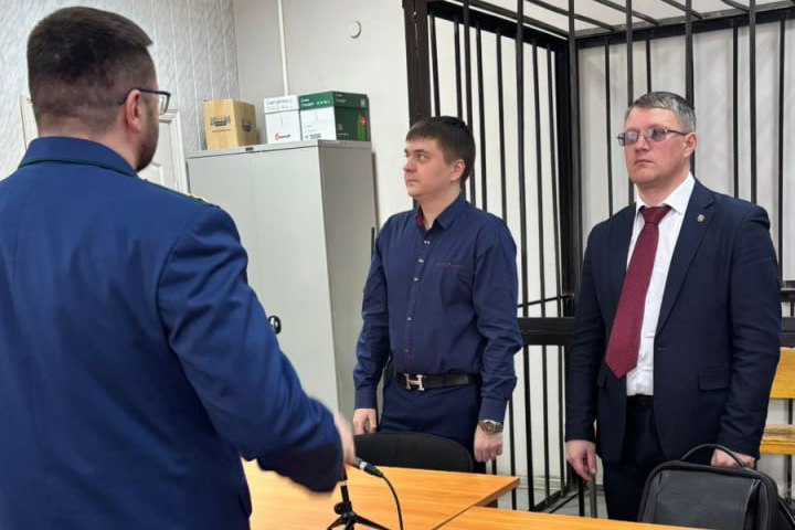 Суд Екатеринбурга поставил точку в деле о наезде самолета авиакомпании «Уральские авиалинии» на авиатехника. Уголовное дело в отношении второго пилота воздушного судна, по решению Октябрьского районного суда города, прекращено в связи с примирением сторон. Мужчина обвинялся в совершении преступления, предусмотренного ч. 1 ст. 263 УК РФ – «Нарушение правил безопасности движения и эксплуатации воздушного транспорта, если деяния повлекли по неосторожности причинение тяжкого вреда здоровью». По данным суда, 19 мая 2024 года «Airbus A-320» авиакомпании «УА» в Кольцово выруливал со стоянки и передними шасси наехал на авиатехника по выпуску воздушного судна. В результате травмы пострадавший лишился конечности. «Пилот свою вину полностью признал. По его ходатайству уголовное дело рассматривалось в порядке особого судопроизводства. Прокуратура подала апелляционное представление, но его оставили без удовлетворения», — сообщили в Облсуде. : Октябрьский районный суд Екатеринбурга.