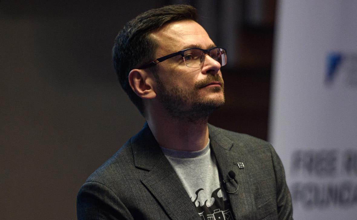 Суд назначил Яшину заочно назначил почти на два года колонии за отказ носить иноагентскую плашку Илья Яшина заочно приговорили к 1 году и 10 месяцам колонии по статье о повторном нарушении закона об иноагентах Поводом стали его посты без маркировки Сам Яшин назвал дело политическим и напомнил что никогда не был иностранным агентом Сам закон он сравнил с практиками нацистской Германии Если уж говорить о российских политиках которые действительно находятся под иностранным влиянием то искать их стоит в первую очередь не в оппозиции а в Кремле И начать необходимо с Владимира Путина который за 3 5 года войны превратил нашу страну в китайскую бензоколонку заявил он Правосудие снова изображает суровый бой с иностранным влиянием Дело это очередная попытка победить политическую реальность канцелярским ярлыком а не логики Реальность такова что человек которого судят за иноагентство говорит о России убедительнее и честнее всей судебной машины собранной на него в ответ